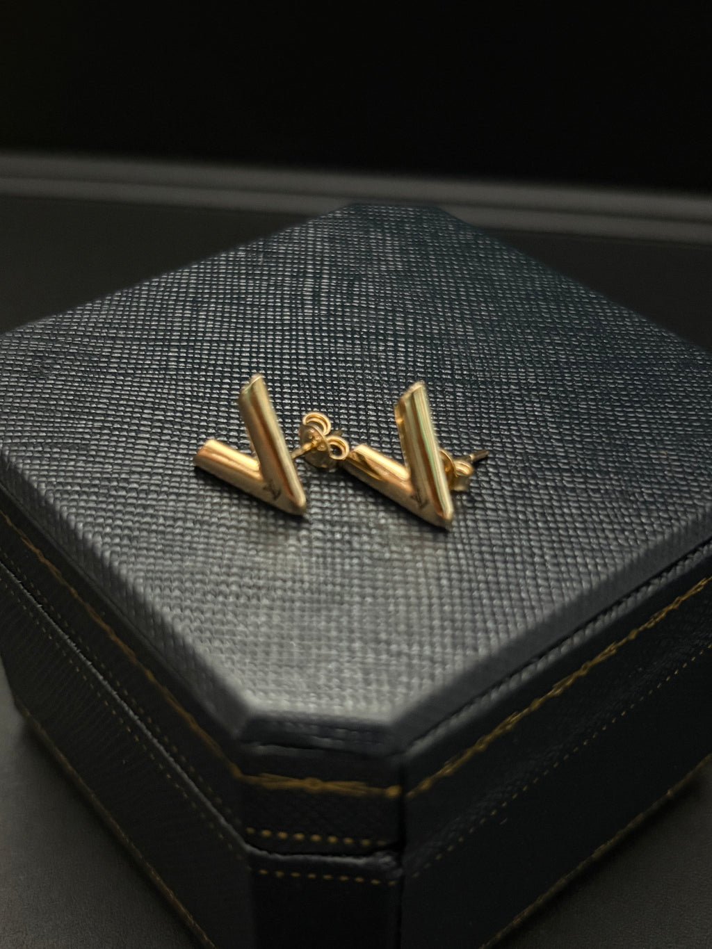 V Stud Earring
