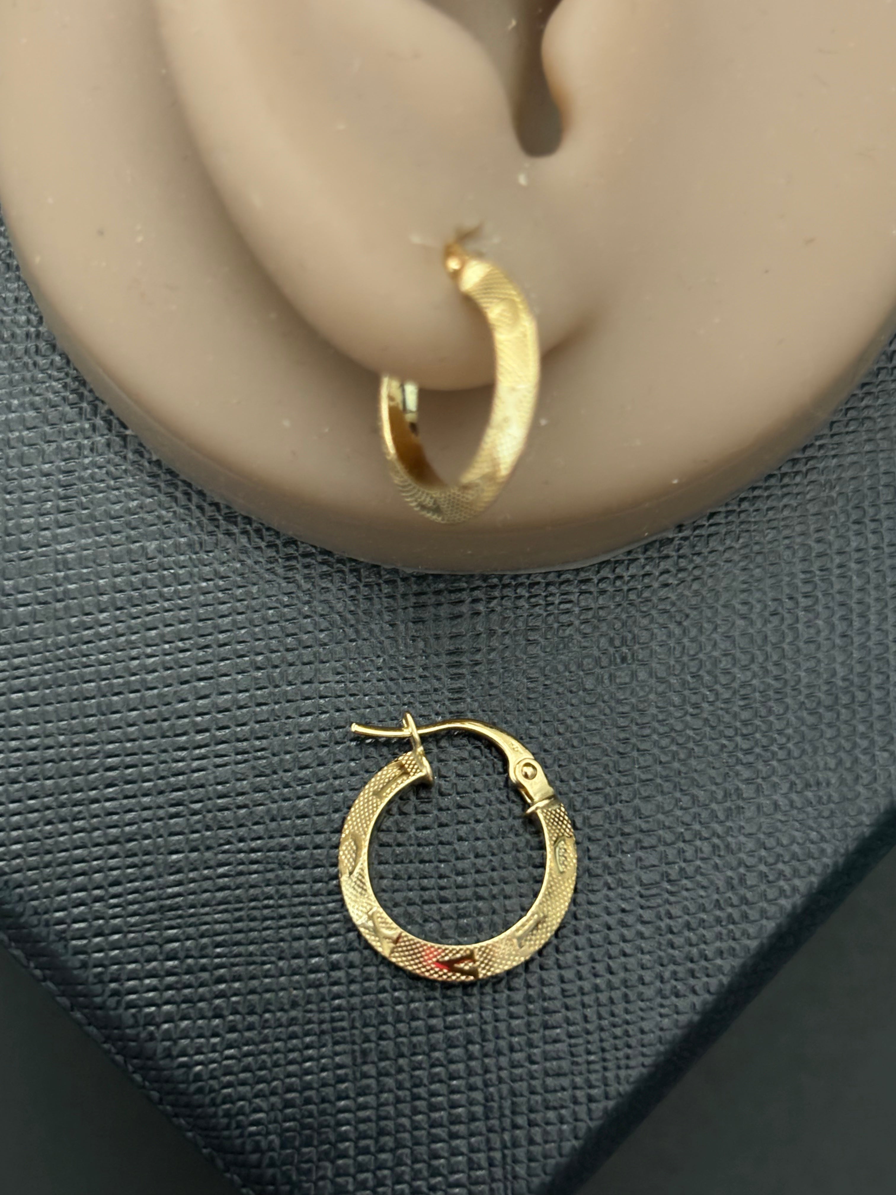 XoXo 15MM Hoop Earring
